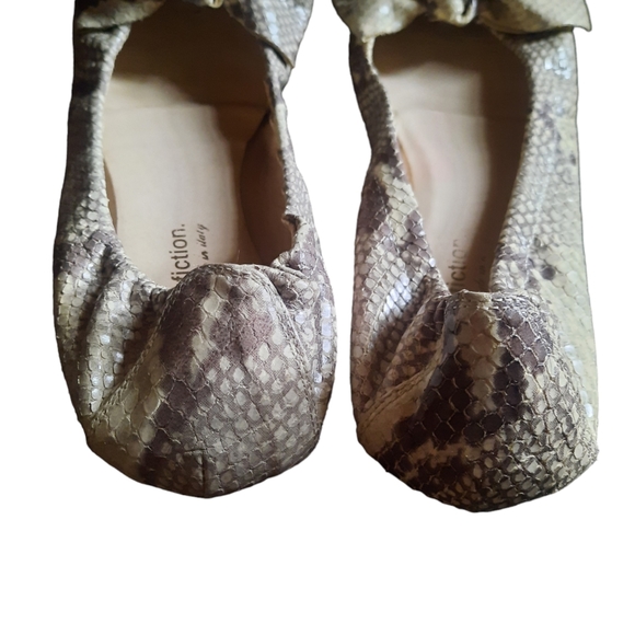 MODERN FICTION Bow Front Round Toe Python Embossed Leather Flats Sz 41 Ivory - Picture 5 of 8